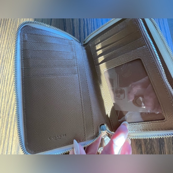 Coach white zip wallet with gold trim - Picture 3 of 8